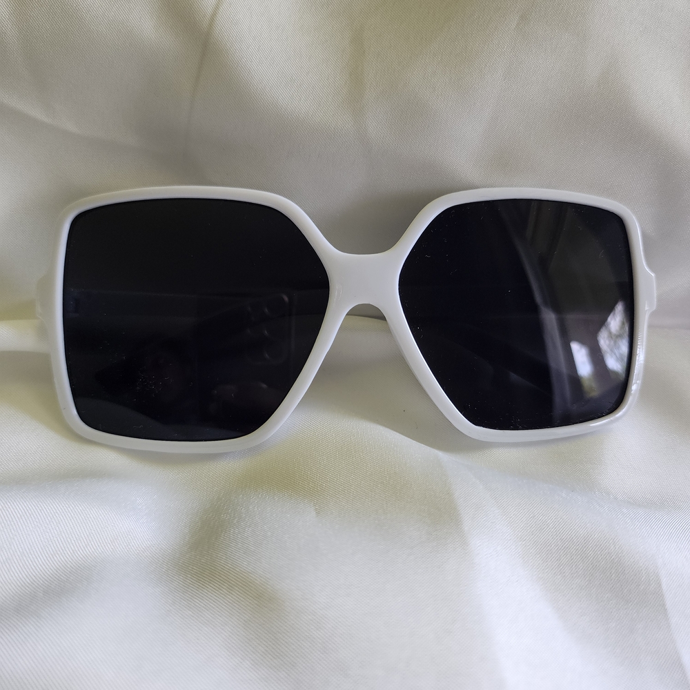 Chic White Oversized Sunglasses